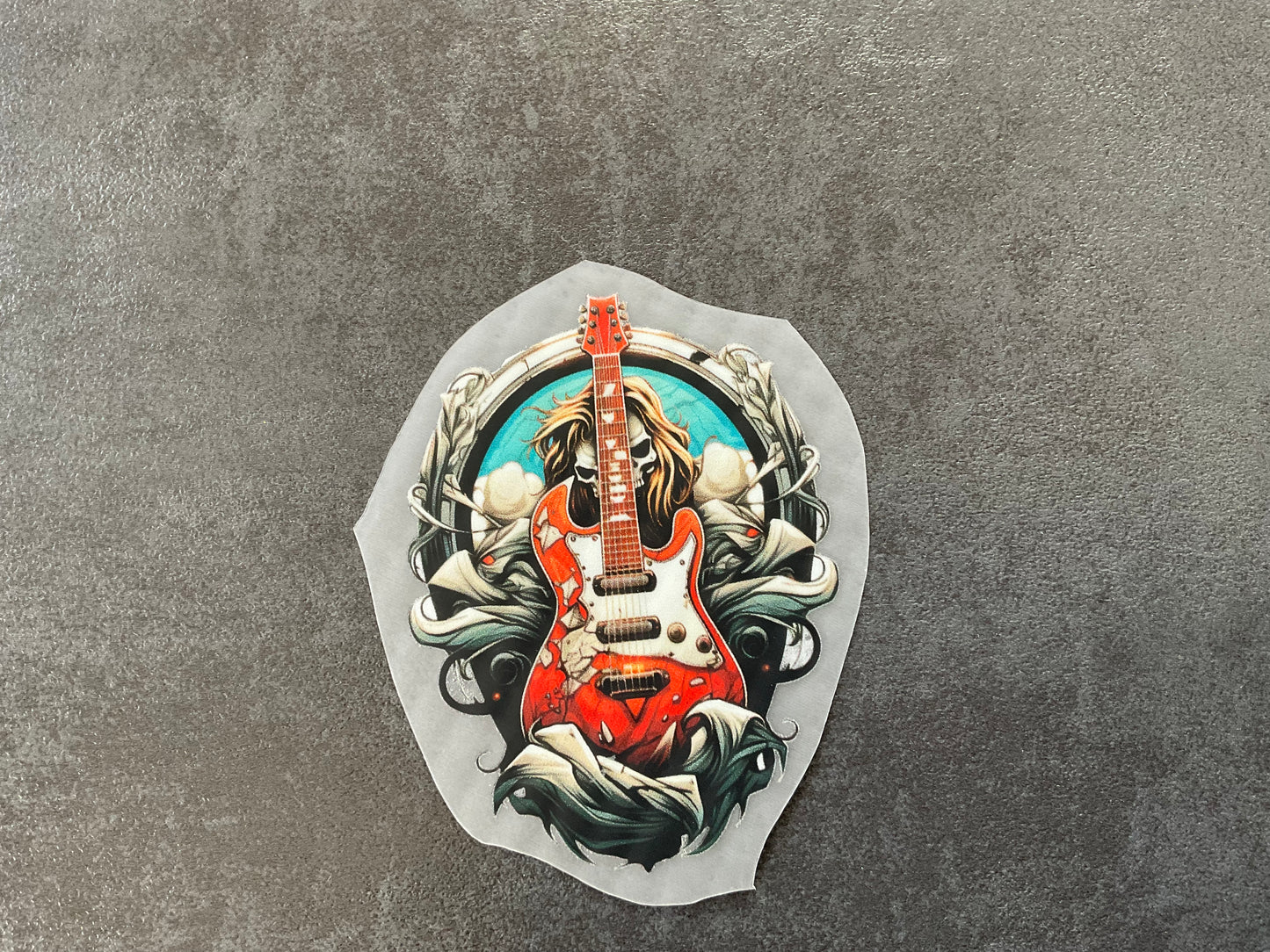 Bügelbild Gitarre mit Totenkopf 6 cmx 8 cm (Breite x Höhe )