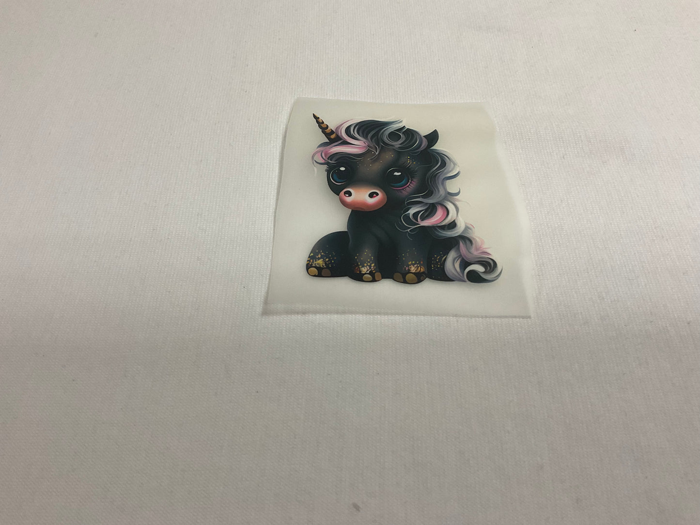 Bügelbild sitzendes Einhorn komplettes Gesicht Schwarz, Gold 7cm x 8cm (Breite x Höhe )